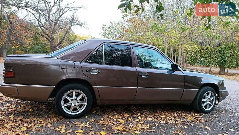 Седан Mercedes-Benz E-Class 1992 в Одессе