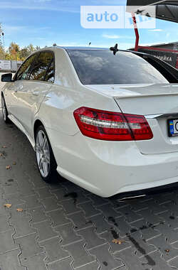 Седан Mercedes-Benz E-Class 2012 в Новоселиці