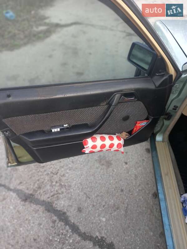 Седан Mercedes-Benz E-Class 1986 в Одессе