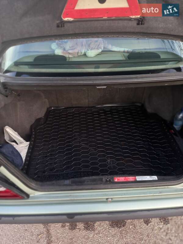 Седан Mercedes-Benz E-Class 1986 в Одессе