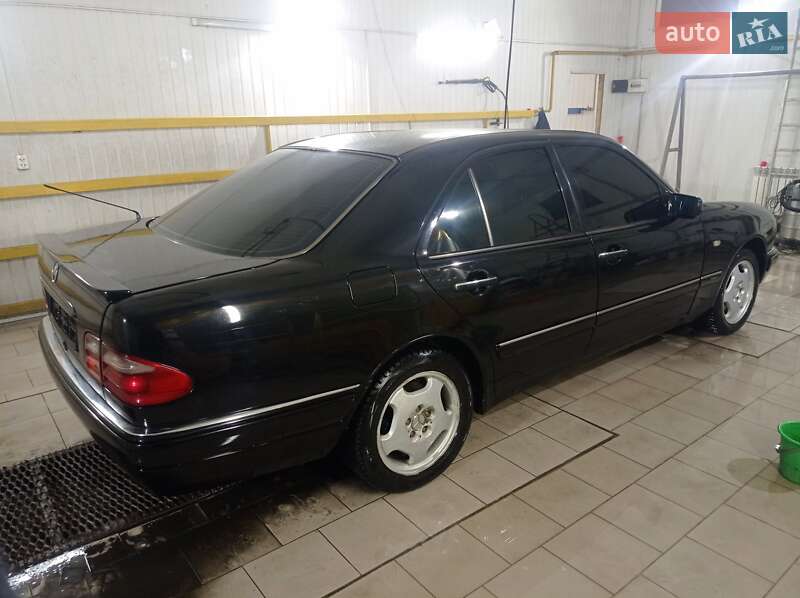 Седан Mercedes-Benz E-Class 1996 в Першотравенську
