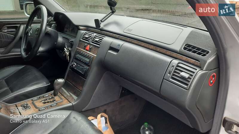 Седан Mercedes-Benz E-Class 1999 в Черновцах