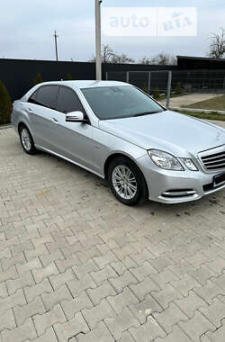 Седан Mercedes-Benz E-Class 2011 в Новоселице