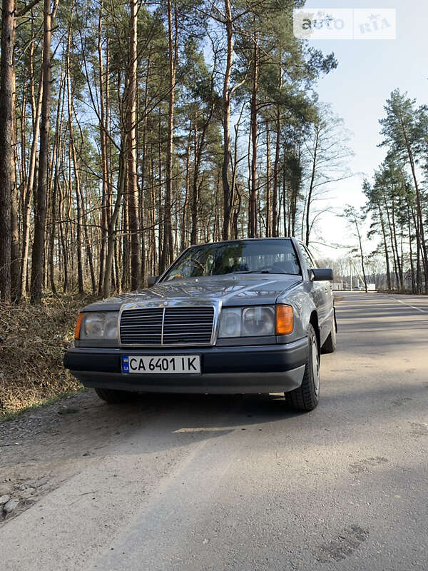 Седан Mercedes-Benz E-Class 1990 в 