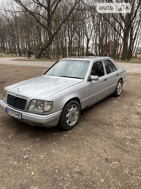 Седан Mercedes-Benz E-Class 1990 в Львові