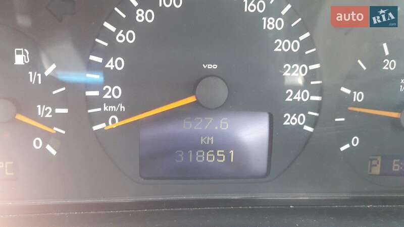 Седан Mercedes-Benz E-Class 2002 в Днепре
