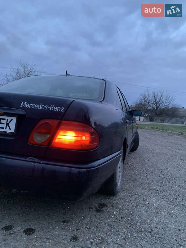 Седан Mercedes-Benz E-Class 1997 в Новоселице