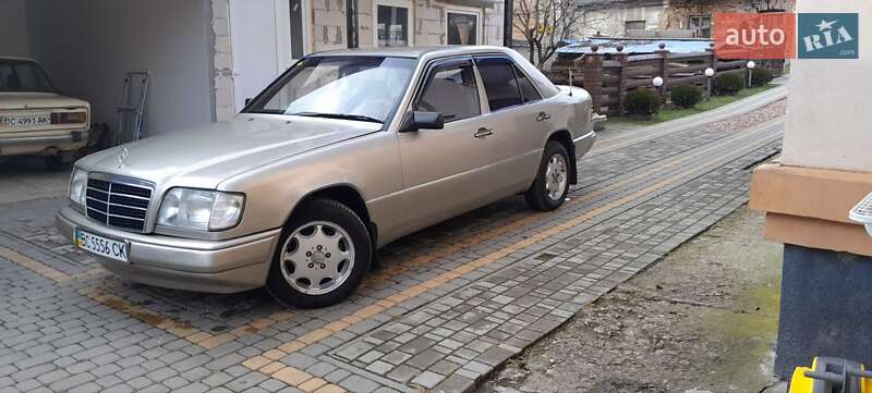 Седан Mercedes-Benz E-Class 1986 в Старому Самборі