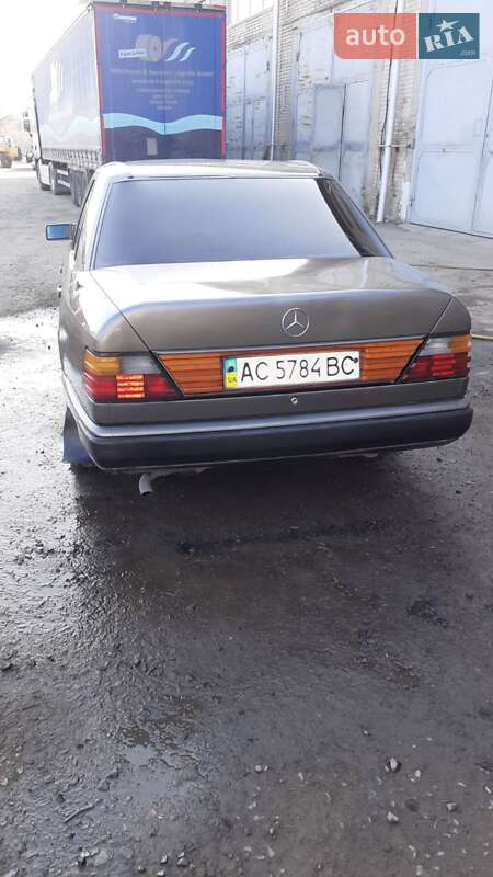 Седан Mercedes-Benz E-Class 1985 в Луцке