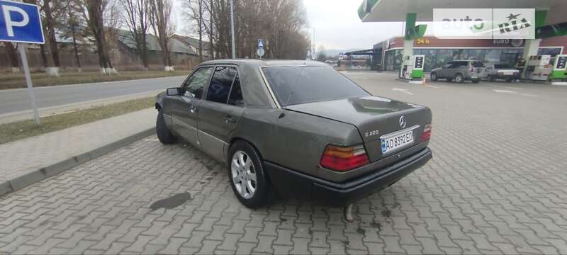 Седан Mercedes-Benz E-Class 1994 в Черновцах