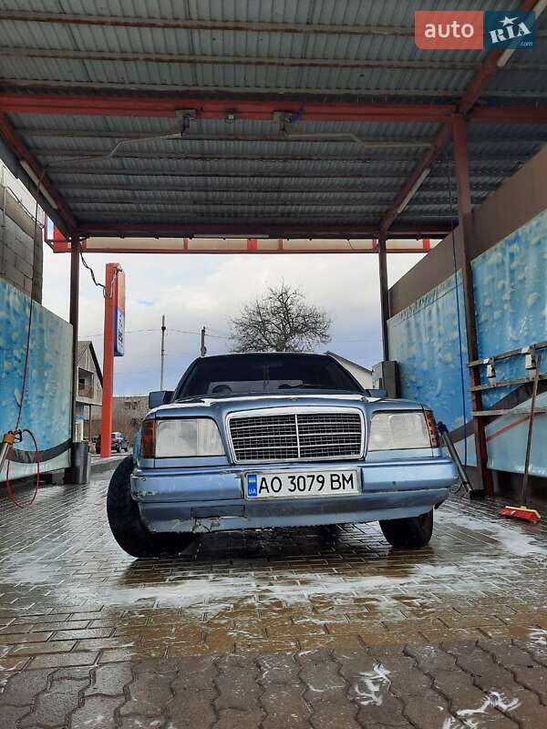 Седан Mercedes-Benz E-Class 1986 в Хусте