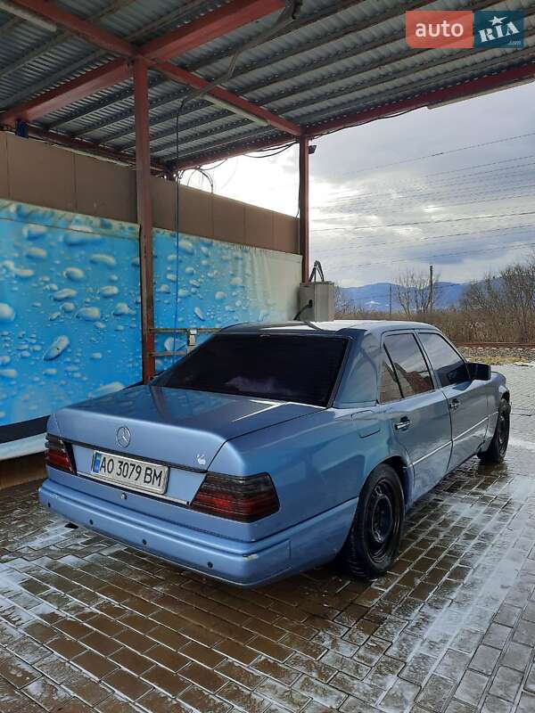 Седан Mercedes-Benz E-Class 1986 в Хусте