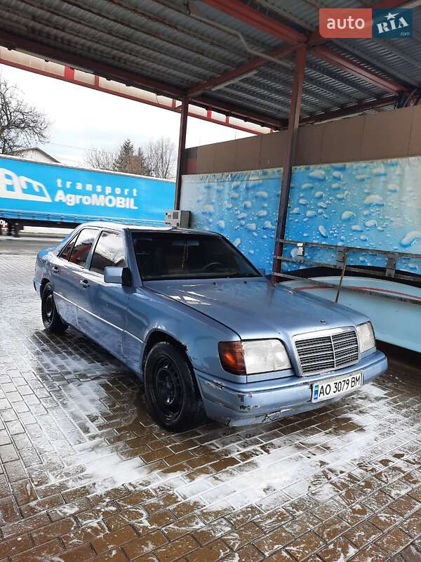 Седан Mercedes-Benz E-Class 1986 в Хусте