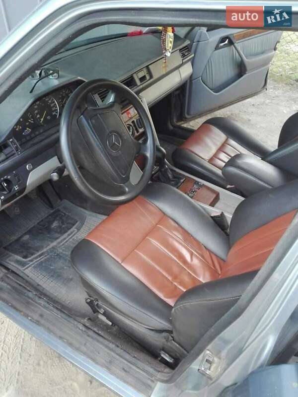 Седан Mercedes-Benz E-Class 1986 в Хусте