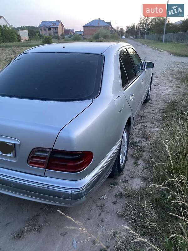Седан Mercedes-Benz E-Class 2001 в Дрогобыче