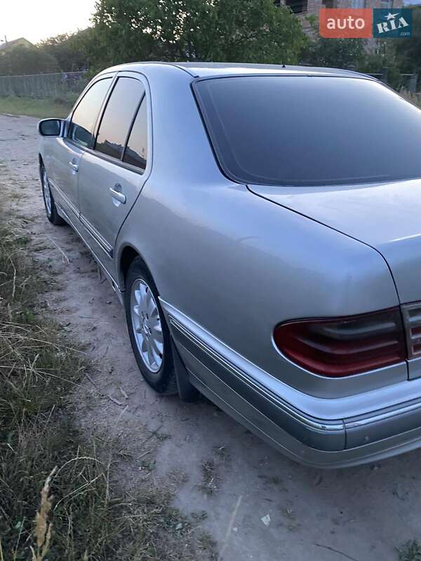 Седан Mercedes-Benz E-Class 2001 в Дрогобыче