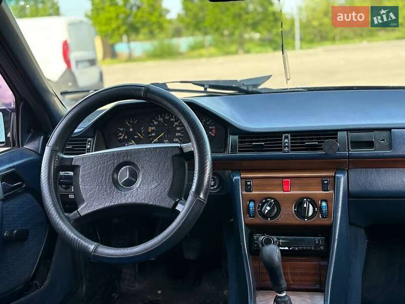 Седан Mercedes-Benz E-Class 1990 в Днепре