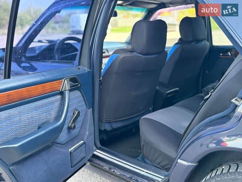 Седан Mercedes-Benz E-Class 1990 в Днепре