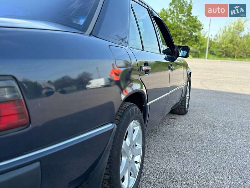 Седан Mercedes-Benz E-Class 1990 в Днепре