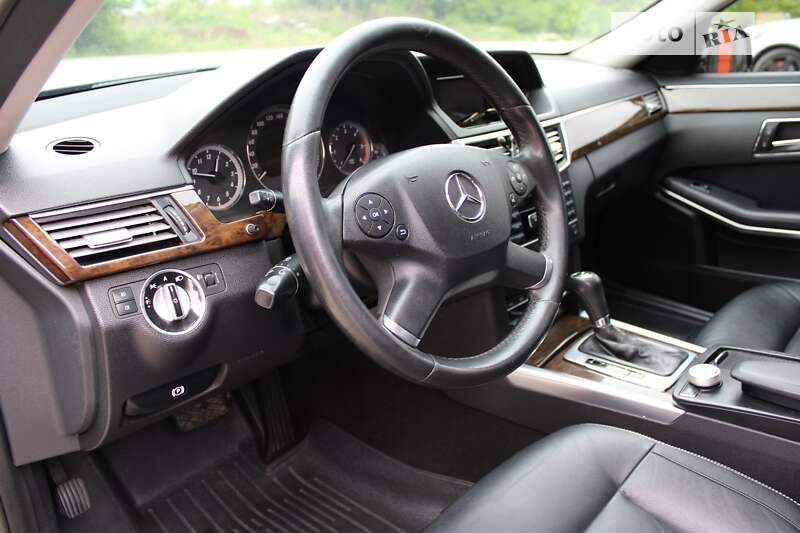 Седан Mercedes-Benz E-Class 2010 в Снятине