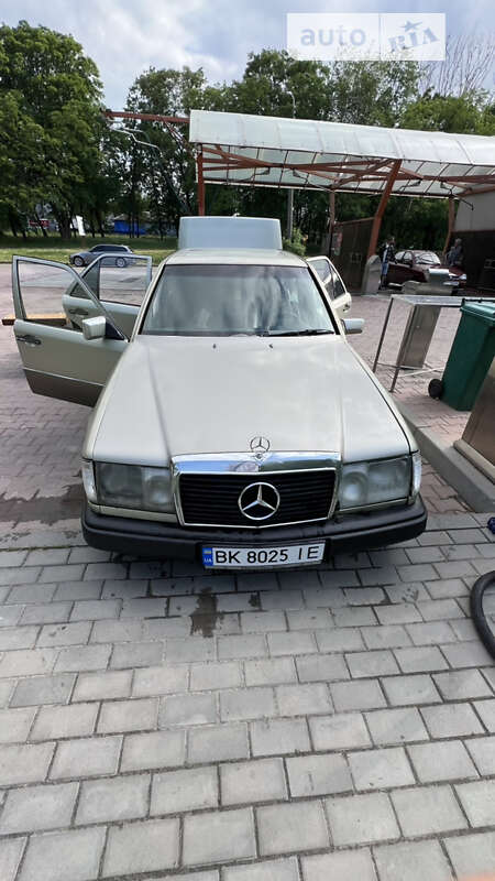 Седан Mercedes-Benz E-Class 1992 в Ровно