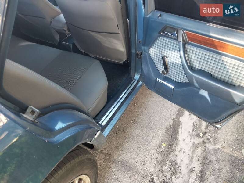 Седан Mercedes-Benz E-Class 1990 в Броварах