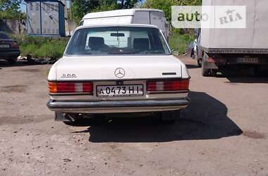 Седан Mercedes-Benz E-Class 1980 в Бобринце