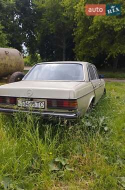 Седан Mercedes-Benz E-Class 1983 в 