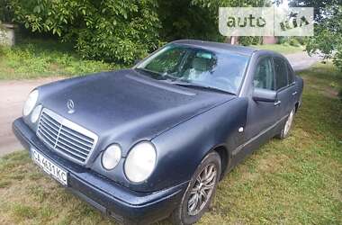 Седан Mercedes-Benz E-Class 1998 в Корсунь-Шевченківському