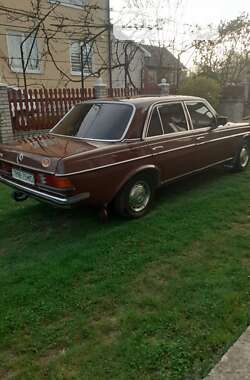 Седан Mercedes-Benz E-Class 1982 в Черновцах