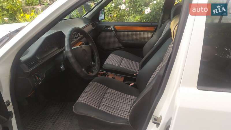 Седан Mercedes-Benz E-Class 1992 в Новой Водолаге