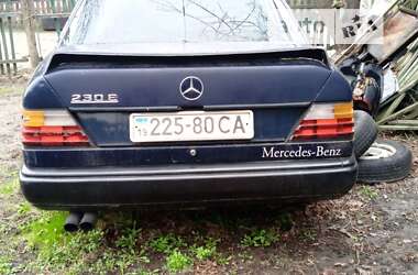 Седан Mercedes-Benz E-Class 1987 в Сновську