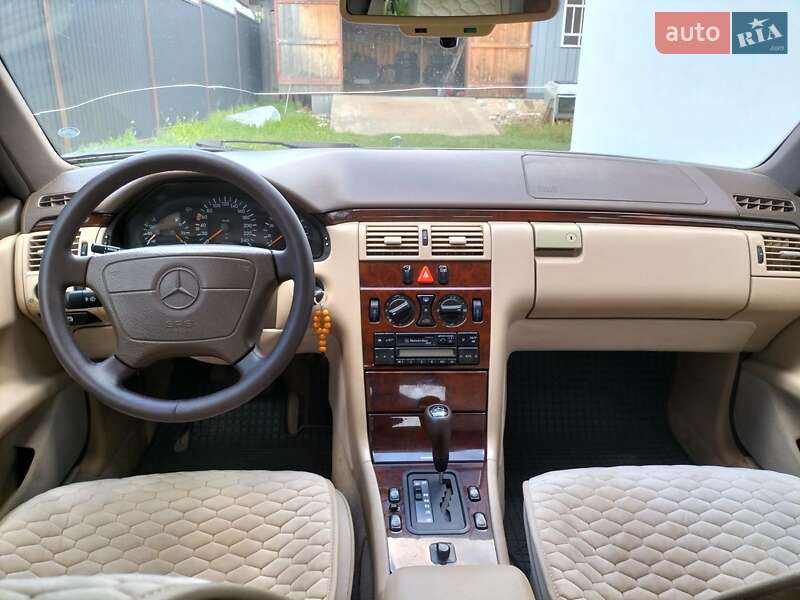 Седан Mercedes-Benz E-Class 1996 в Рокитном