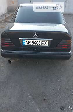 Седан Mercedes-Benz E-Class 1993 в Днепре