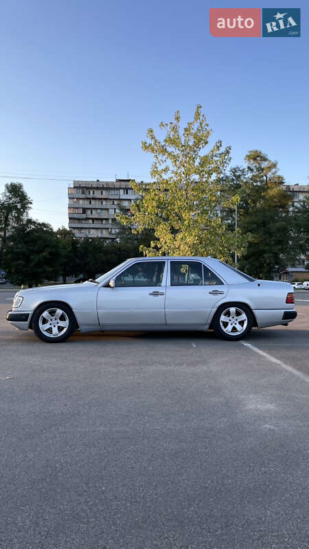 Седан Mercedes-Benz E-Class 1992 в Киеве