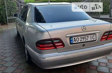 Седан Mercedes-Benz E-Class 2001 в Иршаве