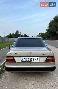 Седан Mercedes-Benz E-Class 1986 в 