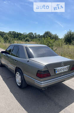 Седан Mercedes-Benz E-Class 1993 в Баре