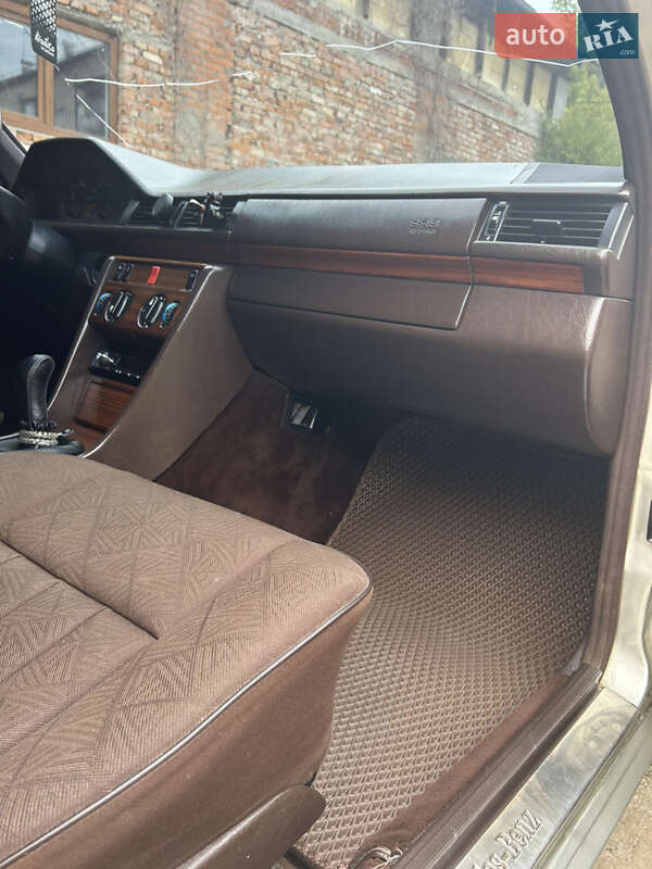 Седан Mercedes-Benz E-Class 1995 в Иршаве фото 40 Седан Mercedes-Benz E-Class 1995 в Иршаве