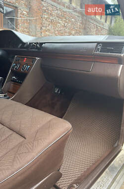 Седан Mercedes-Benz E-Class 1995 в 
