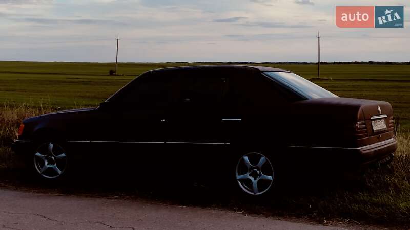 Седан Mercedes-Benz E-Class 1992 в 