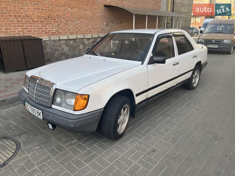 Седан Mercedes-Benz E-Class 1986 в Луцке