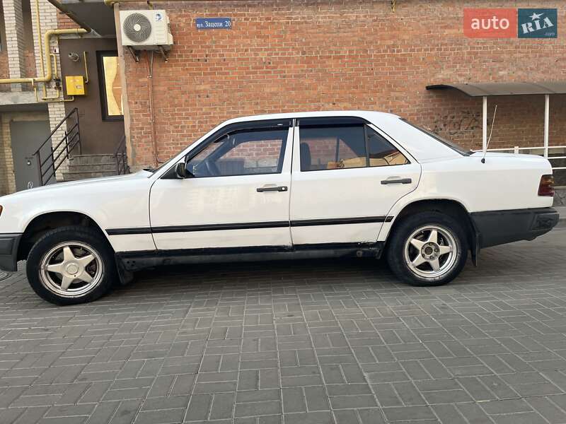 Седан Mercedes-Benz E-Class 1986 в Луцке