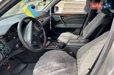 Седан Mercedes-Benz E-Class 2000 в Радехове