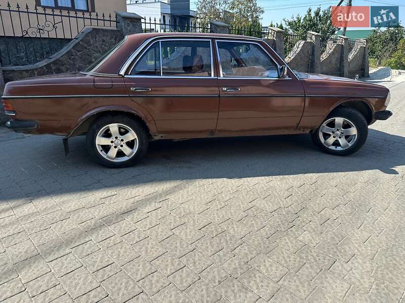 Седан Mercedes-Benz E-Class 1985 в 