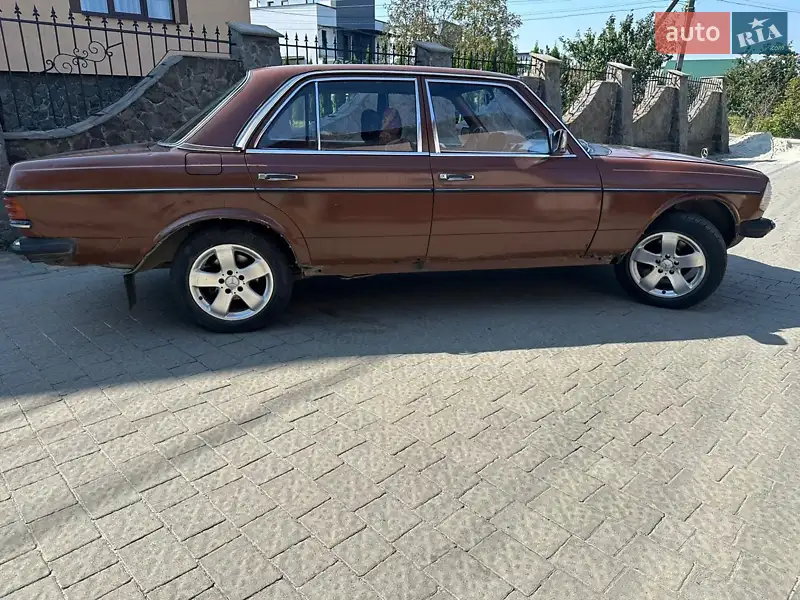 Седан Mercedes-Benz E-Class 1985 в 