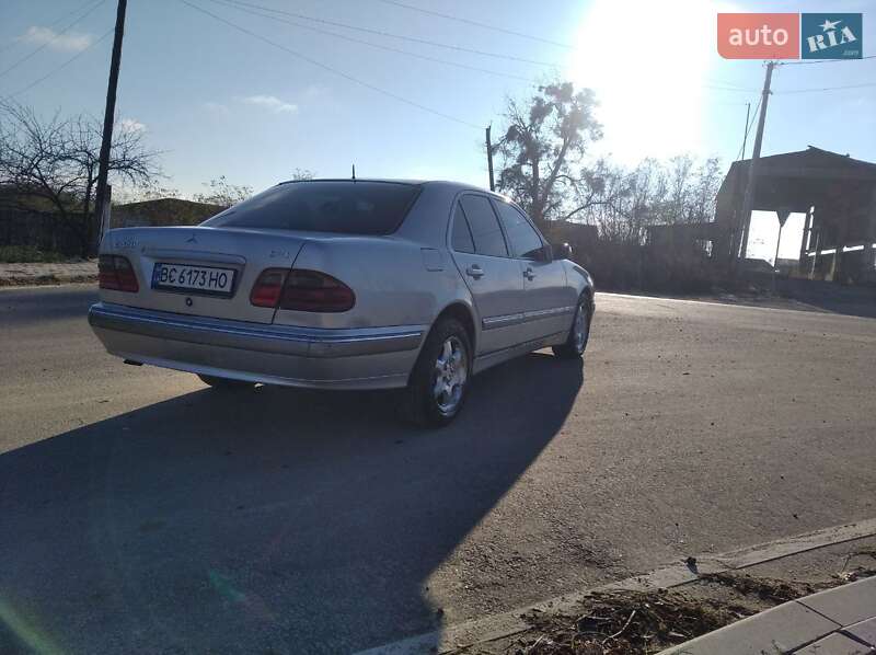 Седан Mercedes-Benz E-Class 2000 в Сарнах