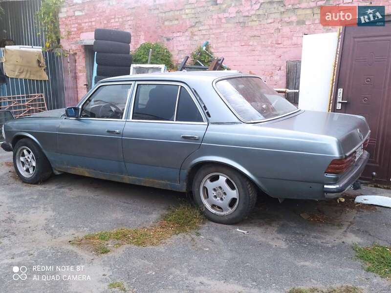 Седан Mercedes-Benz E-Class 1980 в Бучі