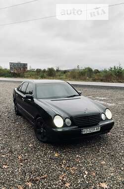 Седан Mercedes-Benz E-Class 2000 в Хусте