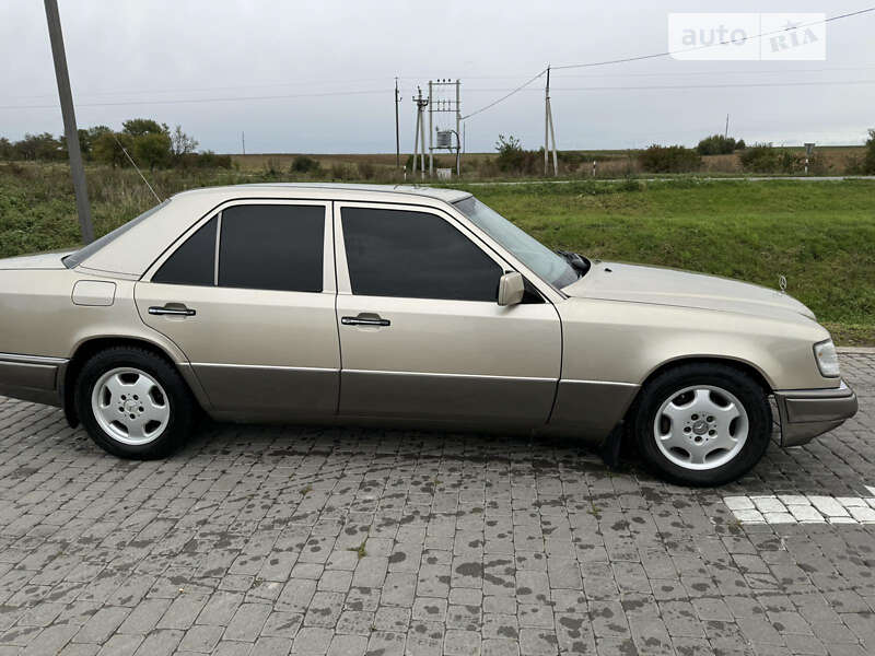 Седан Mercedes-Benz E-Class 1995 в Львове